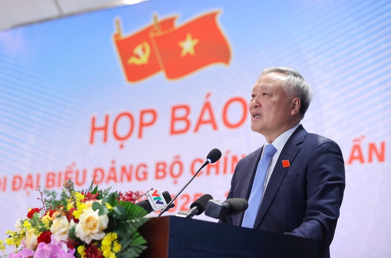 Phó Thủ tướng Thường trực Nguyễn Hòa Bình thông tin tại họp báo. Ảnh: VGP. img3076-1760355539126130783945.jpg