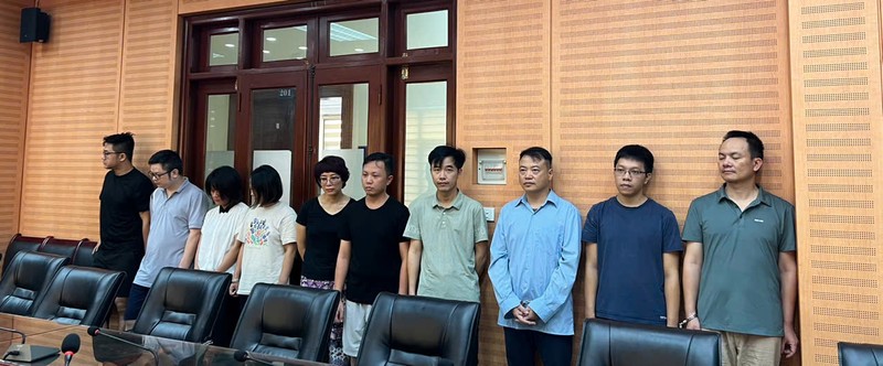 Shark Bình và 9 đồng phạm tại cơ quan công an. Ảnh: Công an Hà Nội. Anh 1.jpeg