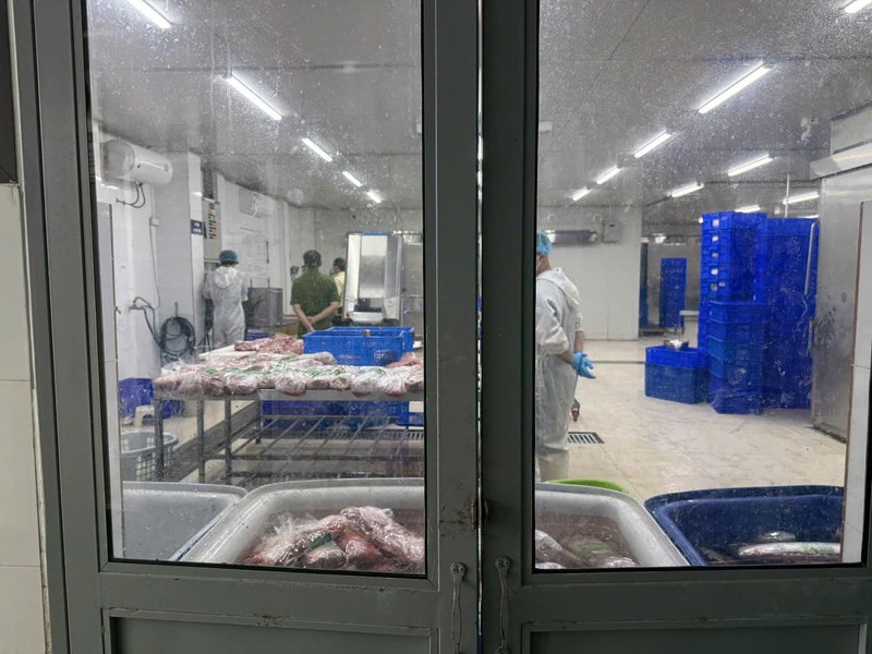 Quá trình khám xét tại các điểm công an đã thu giữ 65 tấn thịt trâu và thịt bò giả. Ảnh: Công an TP Hà Nội. Anh 1.jpeg