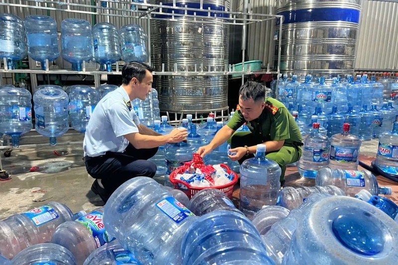 Xưởng sản xuất nước Lavie của Lê Văn Viết. Ảnh: Công an TP Hà Nội. Anh 1.jpg