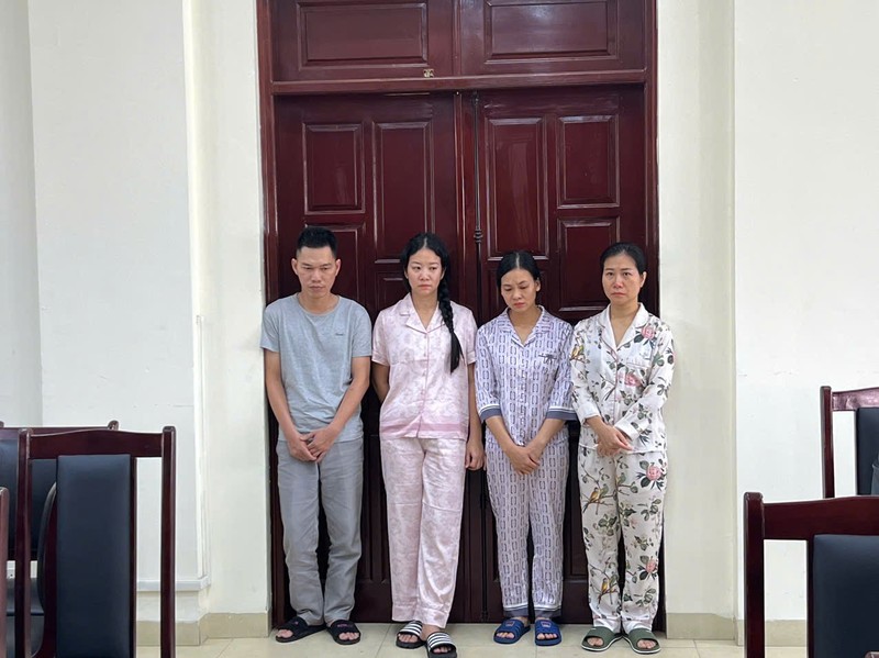 4 bị can về tội Sản xuất, buôn bán hàng giả là lương thực, thực phẩm quy định. Ảnh: Công an TP Hà Nội. Anh 1.jpeg