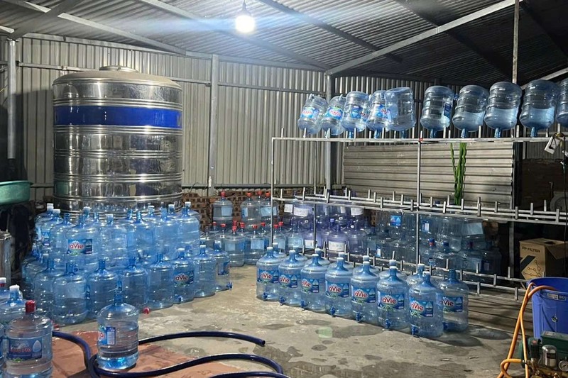 Viết đã bán khoảng 20.000 bình nước Lavie giả cho người dân trên địa bàn thành phố Hà Nội. Ảnh: Công an TP Hà Nội. Anh 1.jpg