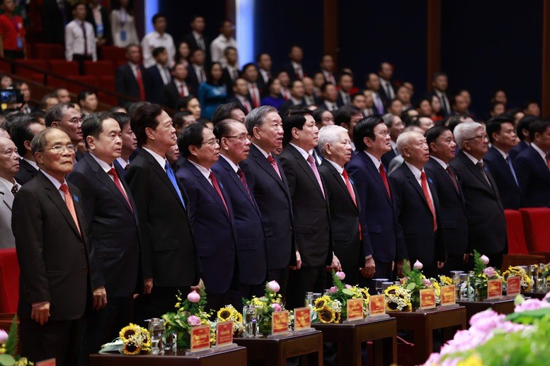 Các lãnh đạo, nguyên lãnh đạo Đảng, Nhà nước dự Đại hội đại biểu Đảng bộ TP Hà Nội lần thứ XVIII, nhiệm kỳ 2025-2030. Ảnh: VGP. Anh 1.jpg