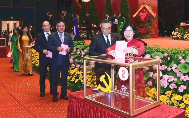 Bí thư Thành ủy Hà Nội Bùi Thị Minh Hoài và lãnh đạo Thường trực Thành ủy Hà Nội tiến hành bỏ phiếu. Ảnh: Hanoi.gov.vn. Anh 1.jpeg