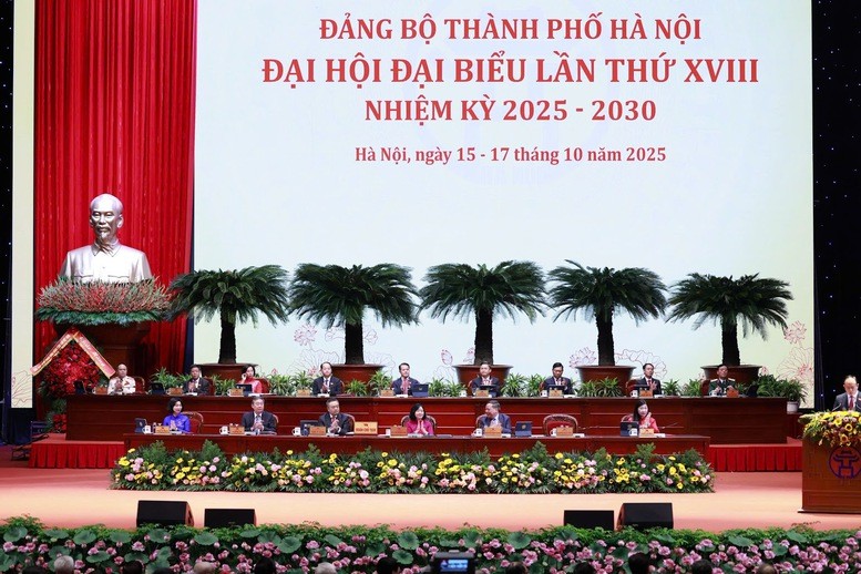 Đoàn Chủ tịch Đại hội đại biểu Đảng bộ TP. Hà Nội lần thứ XVIII. Ảnh: VGP. Anh 1.jpg