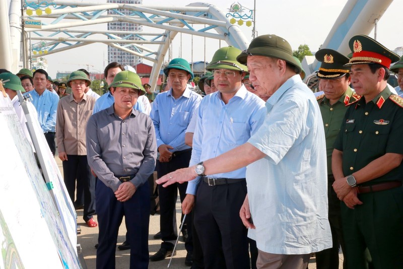 Tổng bí thư Tô Lâm và Đoàn công tác khảo sát, nghe báo cáo về tình hình thiệt hại và công tác khắc phục hậu quả thiên tai, bão lũ trên địa bàn tỉnh Thái Nguyên. Ảnh: Dangcongsan.gov.vn. Anh 1.jpg
