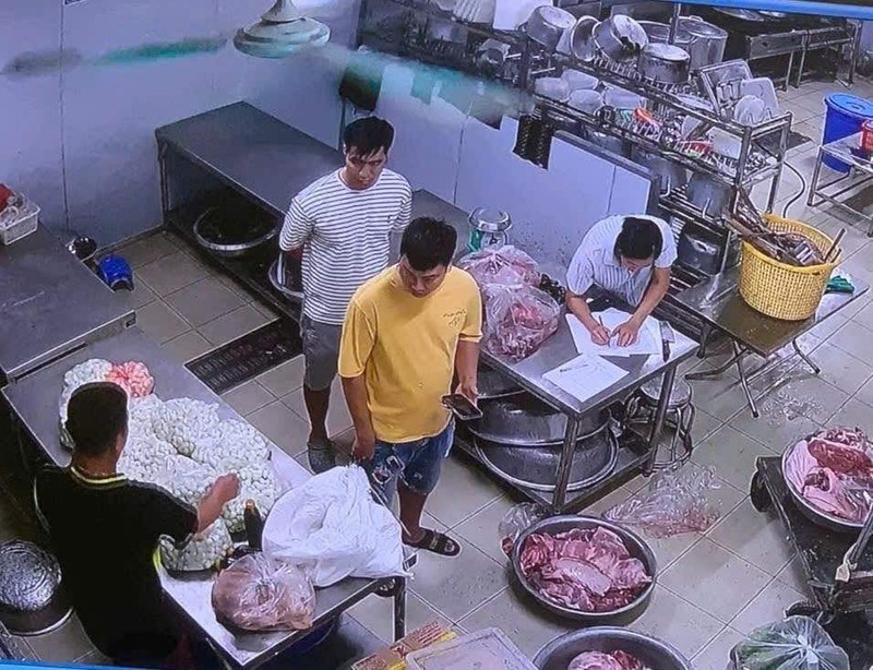 Thực phẩm không an toàn được phát hiện và lập biên bản ngay khi đơn vị cung cấp bàn giao cho nhà trường. Ảnh: Trường Tiểu học Cự Khê. Anh 1.jpg