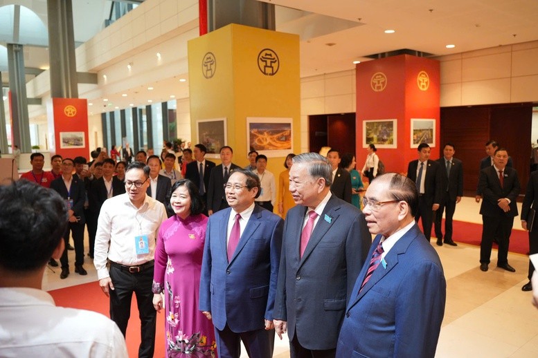 Tổng bí thư Tô Lâm, nguyên Tổng bí thư Nông Đức Mạnh, Thủ tướng Chính phủ Phạm Minh Chính, Bí thư Thành ủy Hà Nội Bùi Thị Minh Hoài tham quan không gian triển lãm bên lề Đại hội. Ảnh: VGP. Anh 1.jpg