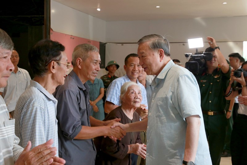 Tổng bí thư Tô Lâm và Đoàn công tác thăm hỏi, động viên người dân phường Linh Sơn. Ảnh: Dangcongsan.gov.vn. Anh 1.jpg