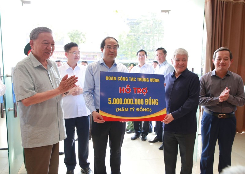 Đoàn công tác hỗ trợ tỉnh Thái Nguyên 5 tỷ đồng. Ảnh: Dangcongsan.gov.vn. Anh 2.jpg