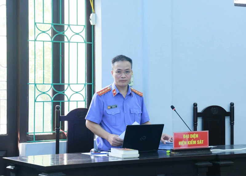 Đại diện VKSND tỉnh Hưng Yên trình bày tại phiên tòa. Ảnh: N.Lam. Anh 1.jpeg