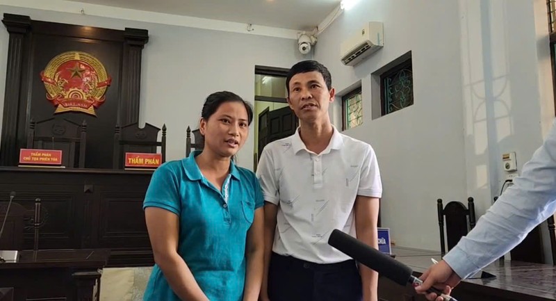 Vợ chồng anh Thái Khắc Thành không giấu nổi xúc động sau phiên tòa. Ảnh: N.Lam. Anh 1.jpeg