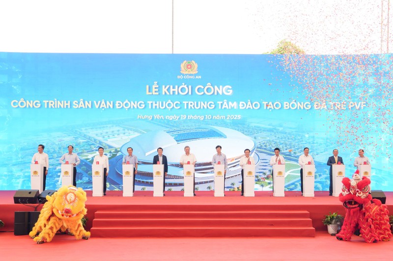 Tổng bí thư Tô Lâm, Bộ trưởng Công an Lương Tam Quang và các đại biểu thực hiện nghi thức nhấn nút khởi công công trình. Ảnh: Bộ Công an. Anh 1.jpg