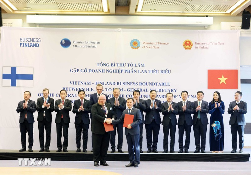Tổng bí thư Tô Lâm chứng kiến trao biên bản ghi nhớ giữa Tập đoàn công nghệ viễn thông Viettel và Tập đoàn Nokia. Ảnh: TTXVN. Anh 1.jpg