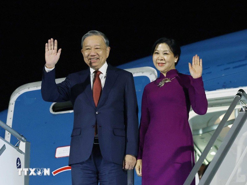 Tổng bí thư Tô Lâm và phu nhân đến sân bay quốc tế Sofia. Ảnh: TTXVN. Anh 1.jpg