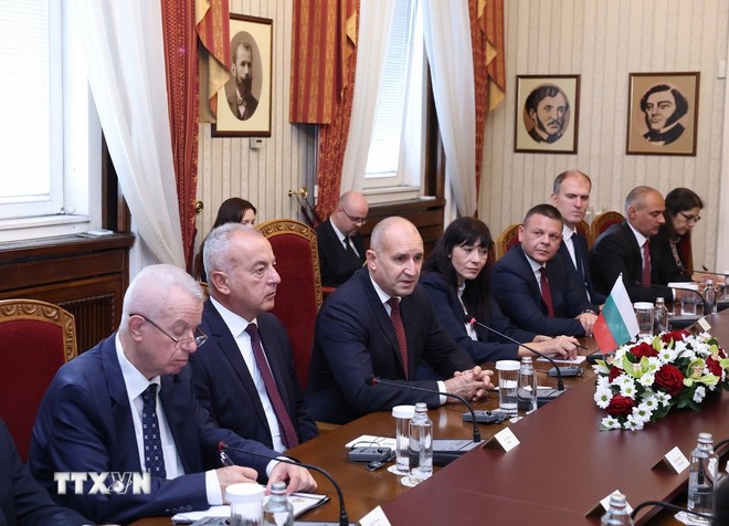 Tổng thống Rumen Radev và đoàn Bulgaria tại cuộc hội đàm chính thức với Tổng Bí thư Tô Lâm. Ảnh: Thống Nhất/TTXVN Anh 1.jpg