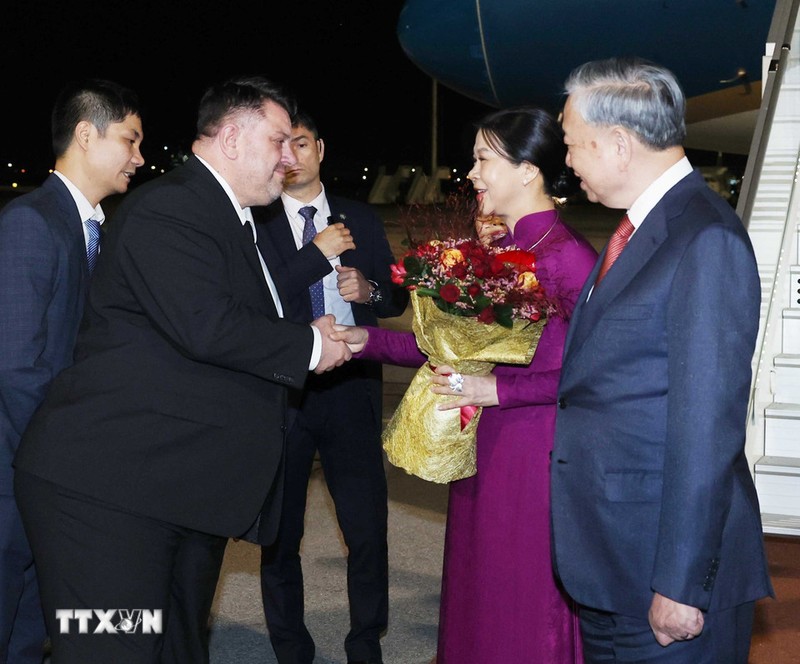 Ông Atanas Zafirov, Chủ tịch Đảng Xã hội Chủ nghĩa, Phó Thủ tướng Bulgaria chào đón và tặng bó hoa tươi thắm tới Tổng bí thư Tô Lâm và phu nhân. Ảnh: TTXVN. Anh 1.jpg