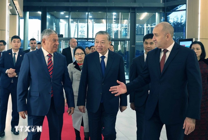 Tổng bí thư Tô Lâm đánh giá cao nền công nghiệp quốc phòng của Bulgaria và năng lực của Công ty Samel 90 với những sản phẩm chất lượng đã được kiểm chứng. Tổng bí thư cho biết Việt Nam chủ trương xây dựng và phát triển nền công nghiệp quốc phòng chủ động, tự lực, tự cường, lưỡng dụng và hiện đại, trở thành mũi nhọn của công nghiệp quốc gia để bảo vệ độc lập, chủ quyền, thống nhất và toàn vẹn lãnh thổ; chủ trương đa phương hóa, đa dạng hóa, hợp tác bình đẳng, cùng có lợi với tất cả các đối tác, trong đó có Bulgaria. Ảnh: Thống Nhất/TTXVN. Anh 1.jpg