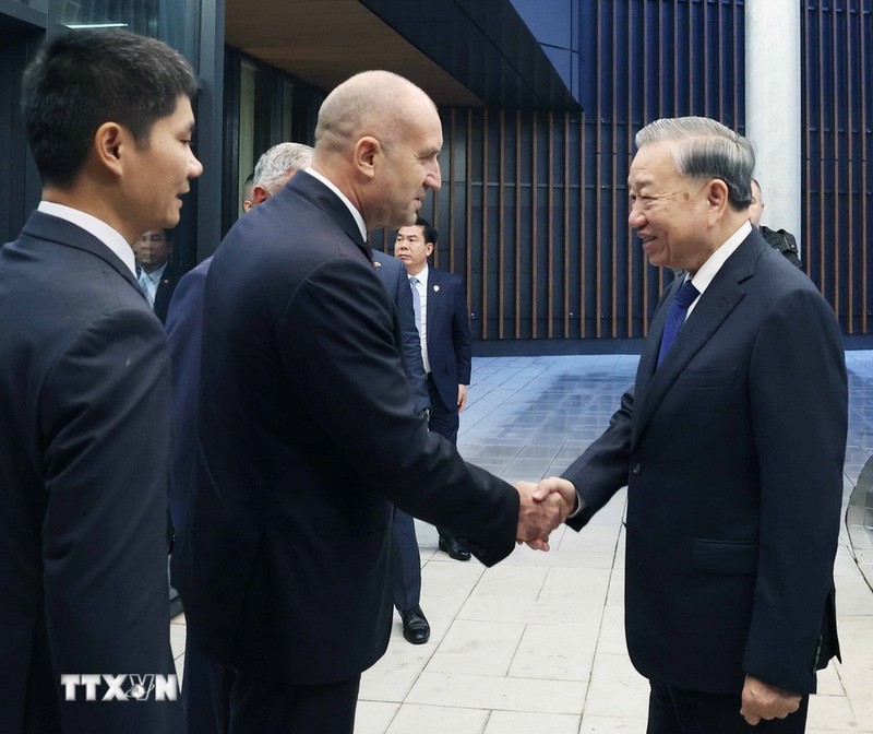 Trong khuôn khổ chuyến thăm chính thức Cộng hòa Bulgaria từ ngày 22-24/10, sáng 24/10 theo giờ địa phương, Tổng bí thư Tô Lâm và Đoàn đại biểu cấp cao Việt Nam đã đến thăm Công ty công nghiệp quốc phòng Samel-90 của Bulgaria. Cùng đi có Tổng thống nước chủ nhà Rumen Radev. Ảnh: Thống Nhất/TTXVN. Anh 1.jpg