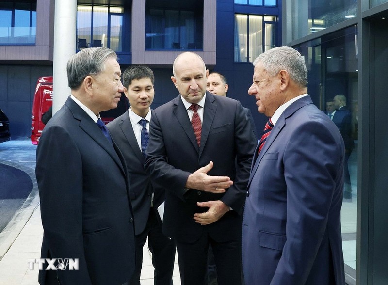 Tại đây, Tổng thống Cộng hòa Bulgaria Rumen Radev đã trực tiếp giới thiệu với Tổng bí thư Tô Lâm về nền công nghiệp quốc phòng của Bulgaria, nhấn mạnh những năng lực và sản phẩm chủ chốt của Công ty công nghiệp quốc phòng Samel-90. Ảnh: Thống Nhất/TTXVN Anh 1.jpg