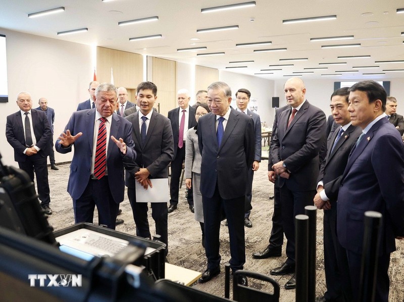Trên nền tảng quan hệ hữu nghị truyền thống tốt đẹp và quan hệ Đối tác Chiến lược Việt Nam-Bulgaria mới được thiết lập, quan hệ quốc phòng, hợp tác công nghiệp quốc phòng đóng vai trò quan trọng trong tổng thể quan hệ hai nước, Tổng bí thư Tô Lâm mong muốn cùng chia sẻ kinh nghiệm, thúc đẩy hợp tác quốc phòng nói chung và hợp tác công nghiệp quốc phòng nói riêng giữa hai nước trong thời gian tới; hợp tác sản xuất thiết bị bay không người lái (drone) và thiết bị điện tử viễn thám… Ảnh: Thống Nhất/TTXVN. Anh 1.jpg