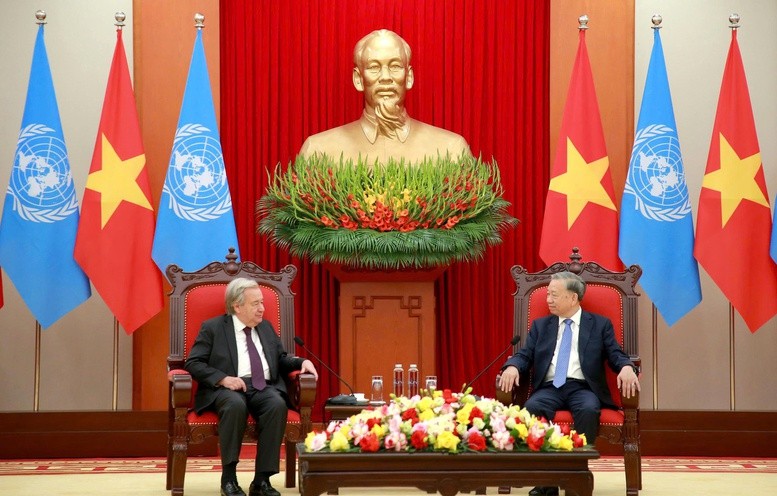 Tổng bí thư đánh giá cao những ý kiến và tình cảm tốt đẹp của Tổng Thư ký và khẳng định Việt Nam sẵn sàng cùng Liên Hợp Quốc và cộng đồng quốc tế chung tay xây dựng một thế giới hòa bình. Ảnh: VGP. Anh 1.jpg