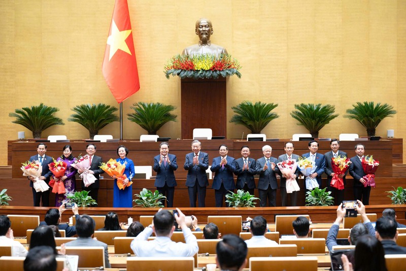 Tổng bí thư Tô Lâm, Thủ tướng Phạm Minh Chính, Chủ tịch Quốc hội Trần Thanh Mẫn và các lãnh đạo Đảng, Nhà nước tặng hoa chúc mừng các Phó thủ tướng, Bộ trưởng và các Chủ nhiệm Ủy ban của Quốc hội. Ảnh: Quốc hội. Anh 1.jpg