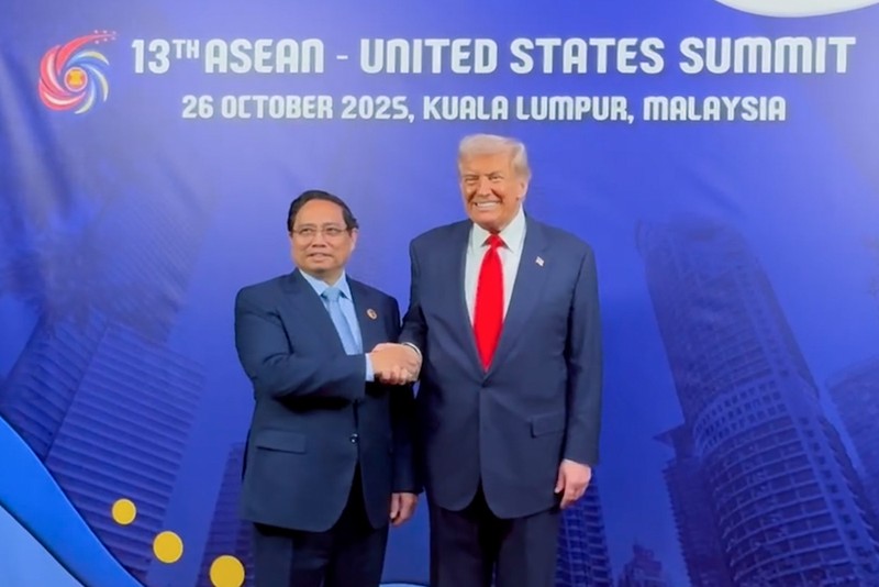 Thủ tướng Phạm Minh Chính gặp gỡ Tổng thống Hoa Kỳ Donald Trump thăm Việt Nam tại Malaysia. Ảnh: VGP. img8785-17614723994521741481990.jpg