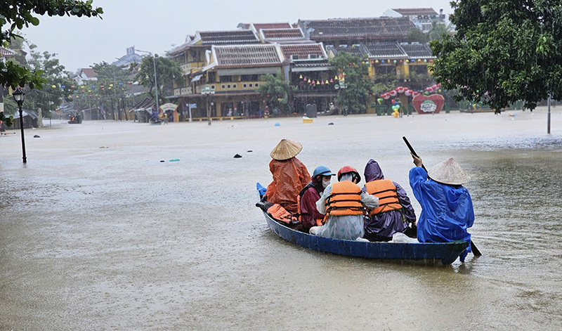 Mưa lớn khiến nhiều tuyến phố ở Hội An ngập sâu. Ảnh: Xuân Mai. Anh 1.png
