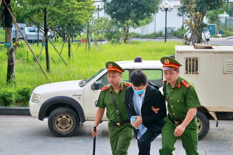 Các bị cáo được đưa tới tòa. Ảnh: A.Q. Anh 1.jpeg