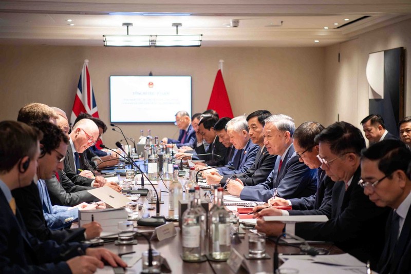 Tổng bí thư Tô Lâm và Đoàn đại biểu cấp cao Việt Nam dự Toạ đàm với các chuyên gia công nghệ của Anh và thế giới về AI và Chip bán dẫn. Ảnh: Dangcongsan.gov.vn. Anh 1.jpg