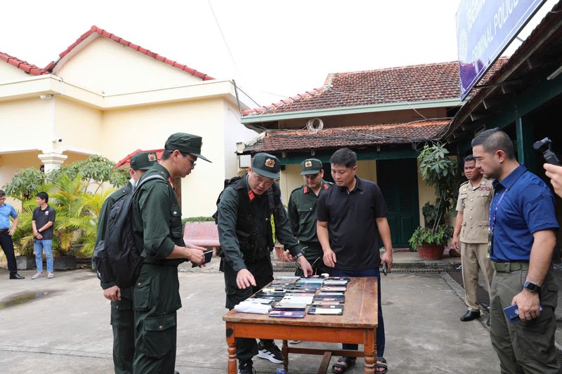 Cơ quan điều tra bắt giữ các vật chứng. Ảnh: Công an tỉnh Lai Châu. Anh 1.jpg