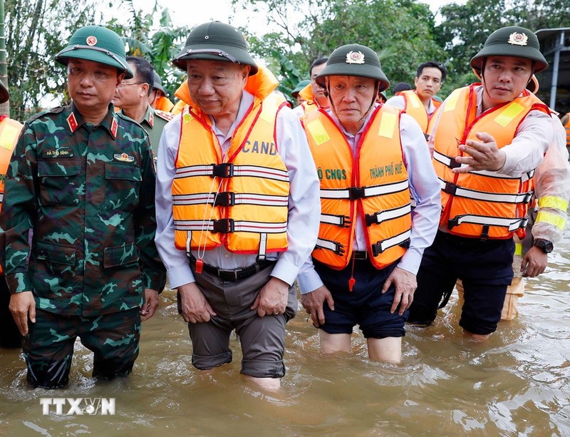 Tổng bí thư Tô Lâm đến thăm hỏi, tặng quà người dân TP Huế, đặc biệt là các hộ dân chịu thiệt hại nặng nề trong đợt mưa lũ lịch sử vừa qua. Ảnh: TTXVN. Anh 1.jpg