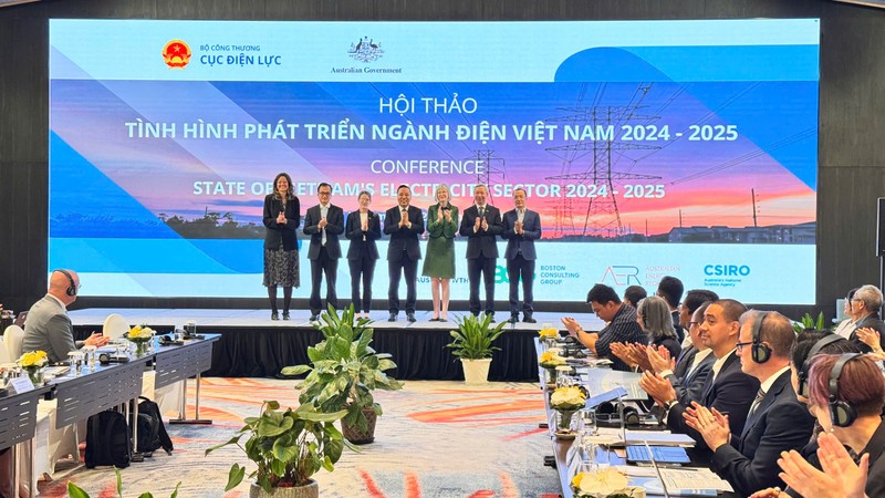 Thứ trưởng Bộ Công Thương Nguyễn Hoàng Long cùng các đơn vị tại hội thảo. Ảnh: Q.A.