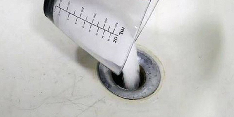 Trẻ uống phải hóa chất độc – lỗi của người lớn 