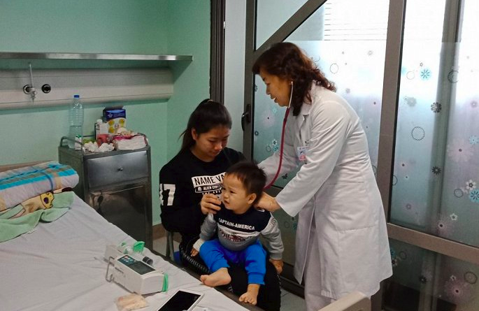 Thăm khám cho trẻ tại Bệnh viện Nhi TW