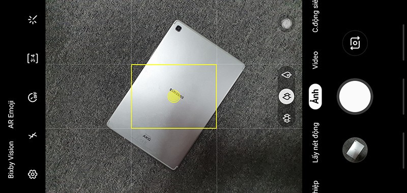 Khi đưa máy lên cao và chụp thẳng xuống, dù không cần bật "Đề xuất chụp" thì Galaxy S10 Plus cũng đưa ra "thước ngắm" để người dùng điều chỉnh cho chuẩn xác. Khi đưa máy lên cao và chụp thẳng xuống, dù không cần bật "Đề xuất chụp" thì Galaxy S10 Plus cũng đưa ra "thước ngắm" để người dùng điều chỉnh cho chuẩn xác.