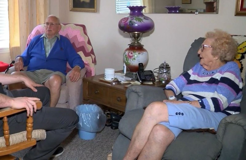 Hai cụ cùng nhau dạo chơi bằng xe điện trong viện dưỡng lão và dành thời gian trò chuyện, ở bên nhau mỗi ngày.