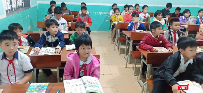 Bé Phương vui mừng khi được đến trường học cùng bạn bè, nghe cô giáo giảng bài Bé Phương vui mừng khi được đến trường học cùng bạn bè, nghe cô giáo giảng bài