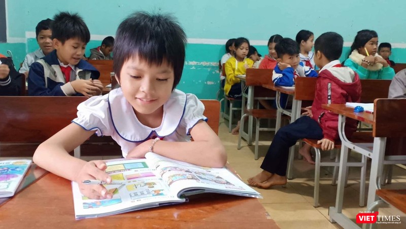 Bé Nguyễn Thị Diễm Phương được trở lại trường học sau một thời gian dài chống chọi với bệnh ung thư cổ tử cung Bé Nguyễn Thị Diễm Phương được trở lại trường học sau một thời gian dài chống chọi với bệnh ung thư cổ tử cung