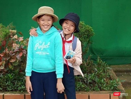 Bé Phương vui mừng chụp với bạn bè trong ngày khai giảng năm học 2019 Bé Phương vui mừng chụp với bạn bè trong ngày khai giảng năm học 2019