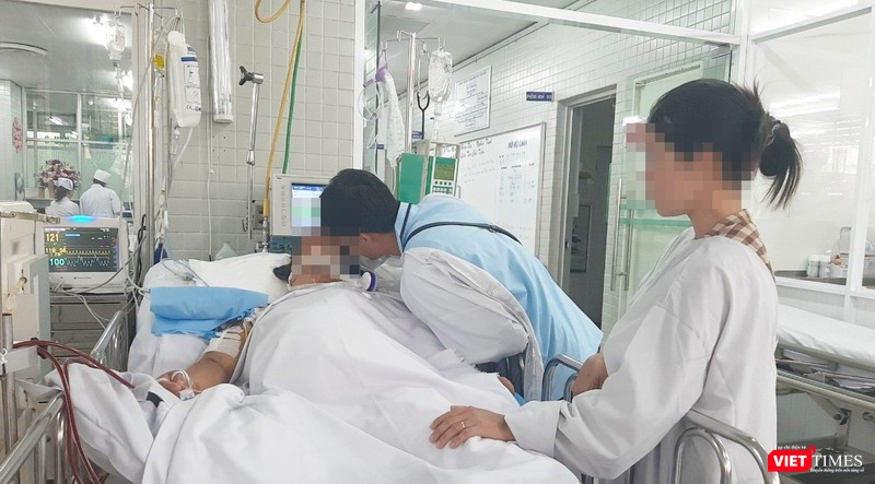 Người nhà bên cạnh sản phụ L.T.M.T tại khoa Hồi sức cấp cứu BV Chợ Rẫy