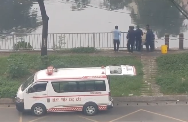 Nhân viên BV Chợ Rẫy thả cá xuống kênh. Ảnh: Cắt từ clip Nhân viên BV Chợ Rẫy thả cá xuống kênh. Ảnh: Cắt từ clip