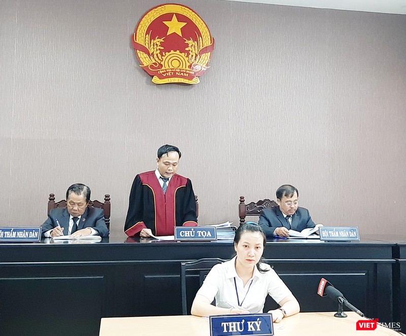 Chủ tọa phiên tòa thay mặt HĐXX tuyên án vụ việc BV FV khởi kiện bệnh nhân của mình Chủ tọa phiên tòa thay mặt HĐXX tuyên án vụ việc BV FV khởi kiện bệnh nhân của mình