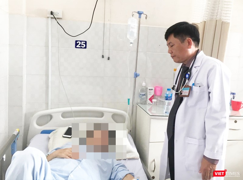 Bác sĩ Hoàng Ngọc Ánh thăm khám cho bệnh nhân Bác sĩ Hoàng Ngọc Ánh thăm khám cho bệnh nhân