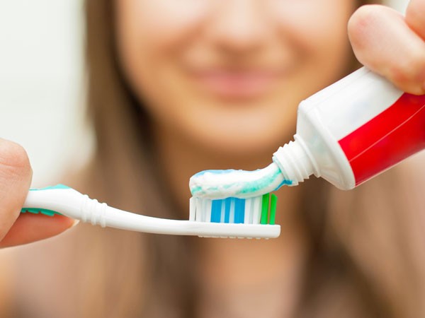 Nên chọn kem đánh răng có chứa fluoride được ADA khuyến cáo sử dụng. Ảnh: Boldsky Nên chọn kem đánh răng có chứa fluoride được ADA khuyến cáo sử dụng. Ảnh: Boldsky