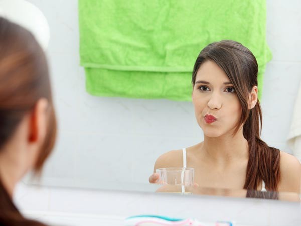 Súc miệng với nước để làm sạch khoang miệng. Ảnh: Boldsky Súc miệng với nước để làm sạch khoang miệng. Ảnh: Boldsky