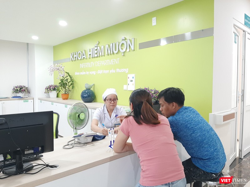 Bệnh nhân đến đăng ký khám tại Khoa Hiếm muộn của BV Hùng Vương Bệnh nhân đến đăng ký khám tại Khoa Hiếm muộn của BV Hùng Vương