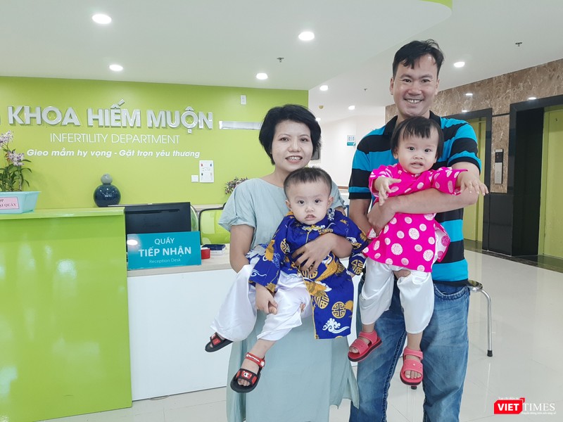Vợ chồng chị Nhân vui mừng khi có được hai bé song sinh sau quá trình chữa trị vô sinh hiếm muộn Vợ chồng chị Nhân vui mừng khi có được hai bé song sinh sau quá trình chữa trị vô sinh hiếm muộn