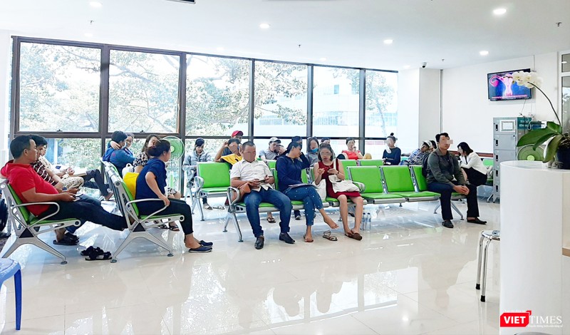 Gần 12h trưa, vẫn có rất nhiều cặp vợ chồng đến khám tại Khoa Hiếm muộn (BV Hùng Vương) Gần 12h trưa, vẫn có rất nhiều cặp vợ chồng đến khám tại Khoa Hiếm muộn (BV Hùng Vương)